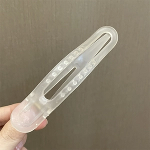 Primer plano de una pinza para el pelo rosa transparente con textura antideslizante