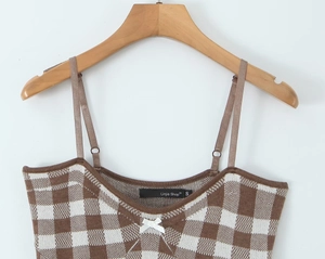 Detailansicht des karierten Strick-Trägerkleids mit kleiner Schleife und Trägern