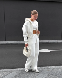 Détail d'un ensemble de survêtement blanc 3 pièces avec sweat à capuche et jogging