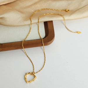 Élégant collier en acier inoxydable plaqué or 18k avec pendentif en forme de cœur évidé