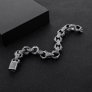 Vue détaillée des gravures de lion et texture martelée sur bracelet homme en acier