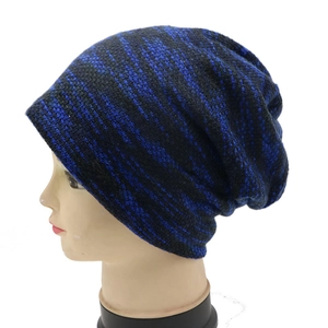 Vue latérale du bonnet rayé bleu et noir montrant la texture tricotée fine et la coupe