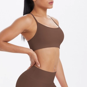 Ensemble de yoga sans couture marron foncé avec brassière et legging taille haute