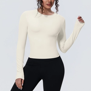 Détail du haut de yoga crème à manches longues et coupe ajustée en tissu respirant