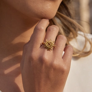 Bague soleil en acier inoxydable doré 18K avec spirale portée par le mannequin