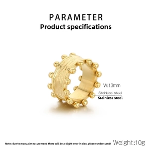 Dettaglio dell'anello da 13mm in acciaio inossidabile placcato oro 18K con doppia perla