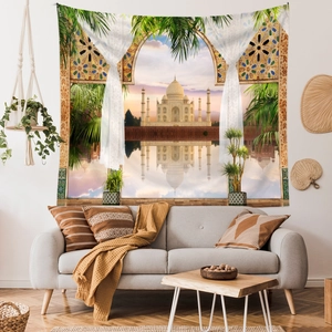 Detailansicht Wandteppich mit Taj Mahal Motiv und Palmenblättern über dem Sofa