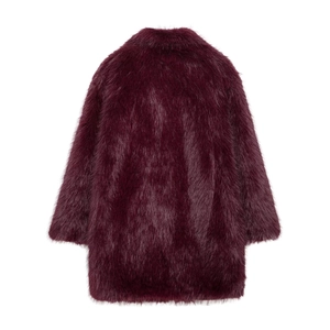 Détail de la vue arrière d'un manteau long en fausse fourrure bordeaux en peluche
