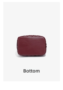 Vue détaillée du fond du sac seau bordeaux en cuir tressé à la main