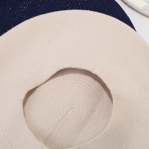 Beige Strick-Baskenmütze für Damen mit warmer Vintage-Häkelspirale und Strasssteinen