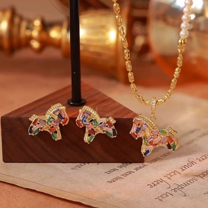 Set collana e orecchini a cavallo placcati in oro con gemme colorate e perle