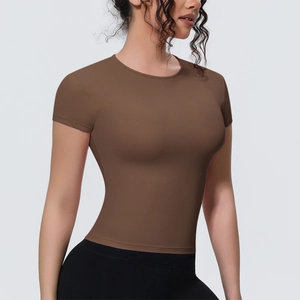 Détail du t-shirt de yoga moulant marron café en tissu hautement élastique