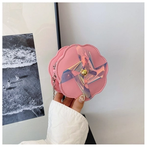 Dettaglio borsa bimbi rosa a forma di fiore con mulino olografico e tracolla a catena