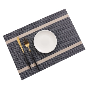 Nordisches wasserdichtes PVC-Tischset mit blau-beigem Fischgrätmuster und Goldbesteck