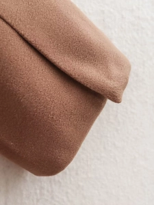 Gros plan détaillé de la texture du tissu en laine marron et du matériau d'un manteau