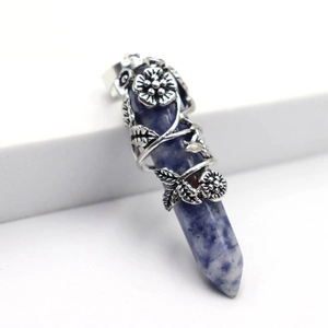 Détail du pendentif en sodalite avec ornements de vigne et fleurs en métal argenté