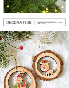 Detailansicht der hölzernen Weihnachtsanhänger mit Schneemann- und Rentierschnitzerei