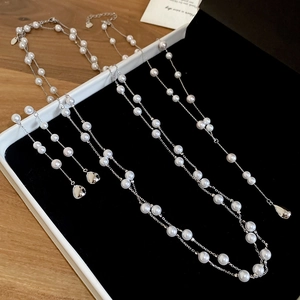 Vue détaillée du collier de perles goutte et boucles d'oreilles à franges en coffret
