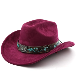 Détail du chapeau de cowboy bordeaux en daim avec bande brodée et boucle papillon en métal
