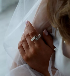 Close-up of S925 sterling silver geometric interlocking ring on model hand