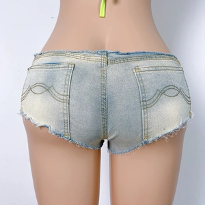 Detailansicht des ausgefransten Saums und der Gesäßtaschen dieser hellblauen Shorts