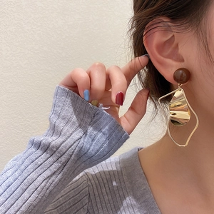 Boucles d'oreilles asymétriques géométriques avec résine brune et finition dorée