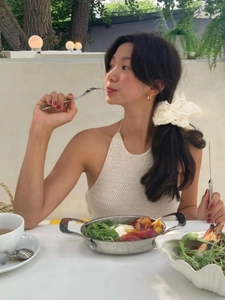 Détail d'un chouchou en dentelle blanche et haut dos nu au crochet en extérieur