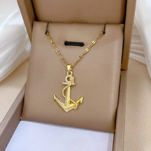 Détail d'un pendentif ancre en or avec micro-incrustations de zircones cubiques