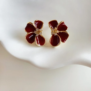 Élégantes boucles d'oreilles fleurs rouges plaquées or 18 carats avec cristaux sur plateau