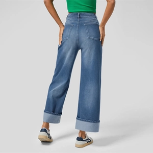 Jeans blu a vita alta e gamba larga da donna con risvolto ampio mostrati dal retro