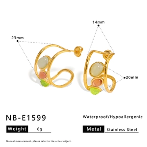 Vue détaillée de boucles d'oreilles en acier doré avec pierres naturelles et dimensions
