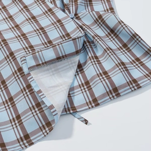 Chemise en popeline à carreaux bleu et marron avec détails de boutons et texture de qualité