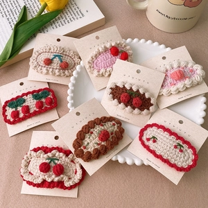 Lot de 7 barrettes à cheveux tricotées main cerise et fraise sur assiette en céramique