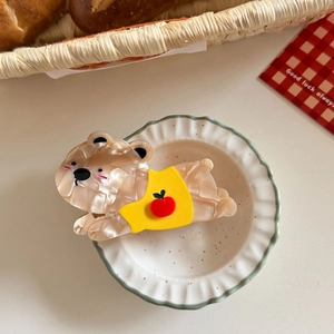 Pince à cheveux chiot en acétate perle beige avec bavoir jaune et détail pomme rouge