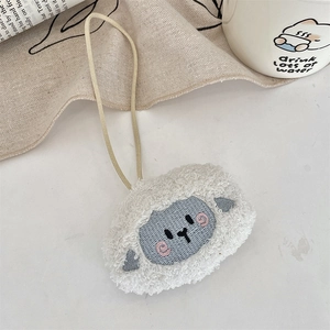 Dettaglio accessorio pecora in peluche bianco con pelliccia riccia e cordino