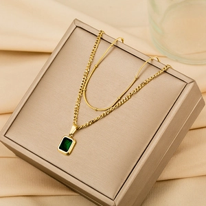 Collier double rang doré avec pendentif rectangulaire en zircon vert émeraude et billes