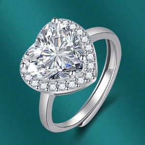 Vue macro d'une bague coeur en zircon blanc avec serti halo sur anneau argenté