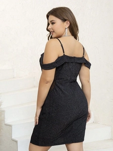 Robe de soirée noire à paillettes grande taille avec design épaules dénudées et coupe ajustée