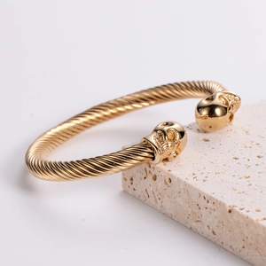Bracciale rigido a cavo in acciaio inossidabile placcato oro 18k con doppi teschi uomo