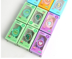 Gros plan de bracelets lumineux en silicone pour enfants avec motifs de dessins animés variés
