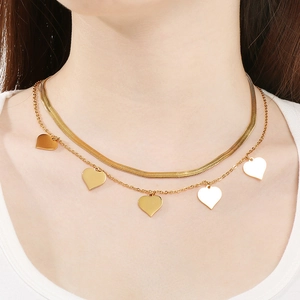 Collier double couche en acier inoxydable doré avec cinq pendentifs cœur sur un mannequin