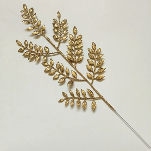 Dettaglio di foglie artificiali dorate con glitter per decorazioni floreali natalizie