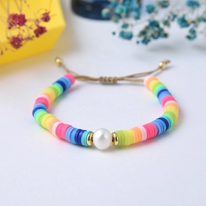 Regenbogen Heishi-Perlenarmband mit weißer Perle und verstellbarer Kordel für Damen
