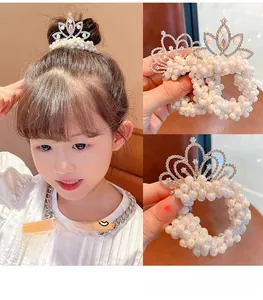 Dettagli dell'elastico per capelli con perle e corona lucida con strass per bambine