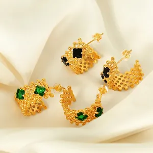 Boucles d'oreilles créoles C plaquées or 18K avec zircons carrés vert et noir