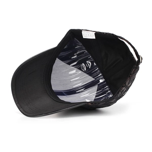 Vue détaillée de l'intérieur de la casquette avec doublure et sangle réglable