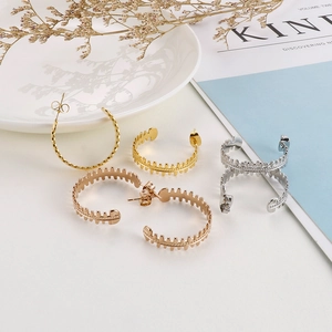Minimalist C-shaped fishbone hoop earrings in gold, silver and rose gold stainless steel