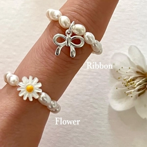 Elegant Korean style pearl rings featuring silver ribbon and white daisy flower charms