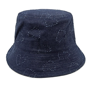 Detail eines dunkelblauen Denim-Anglerhuts mit ausgefransten Herzmustern