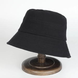 Bob classique en coton noir avec coutures parallèles sur un support en bois brun